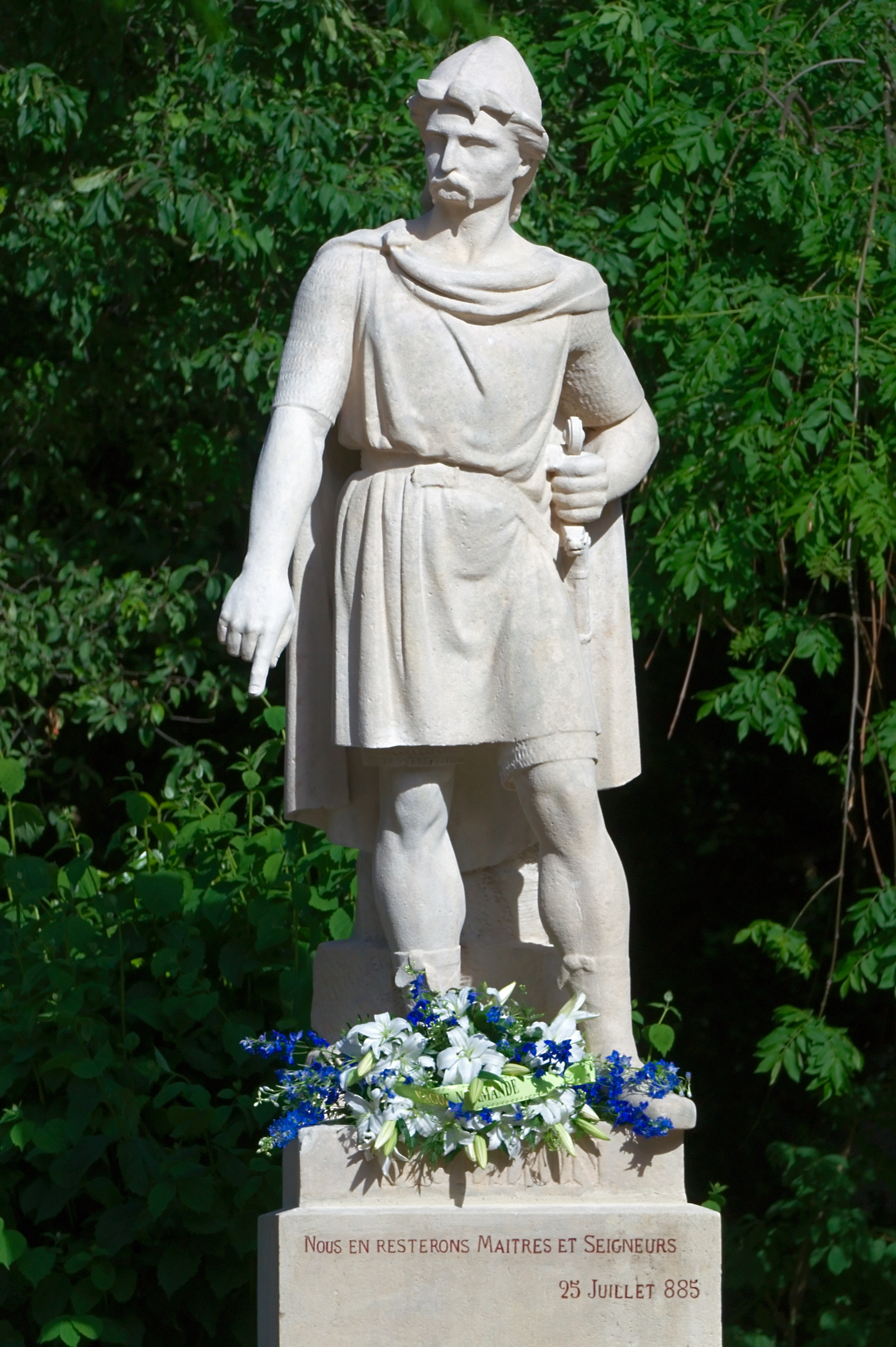 https://upload.wikimedia.org/wikipedia/commons/7/7f/Statue_de_Rollon.jpg