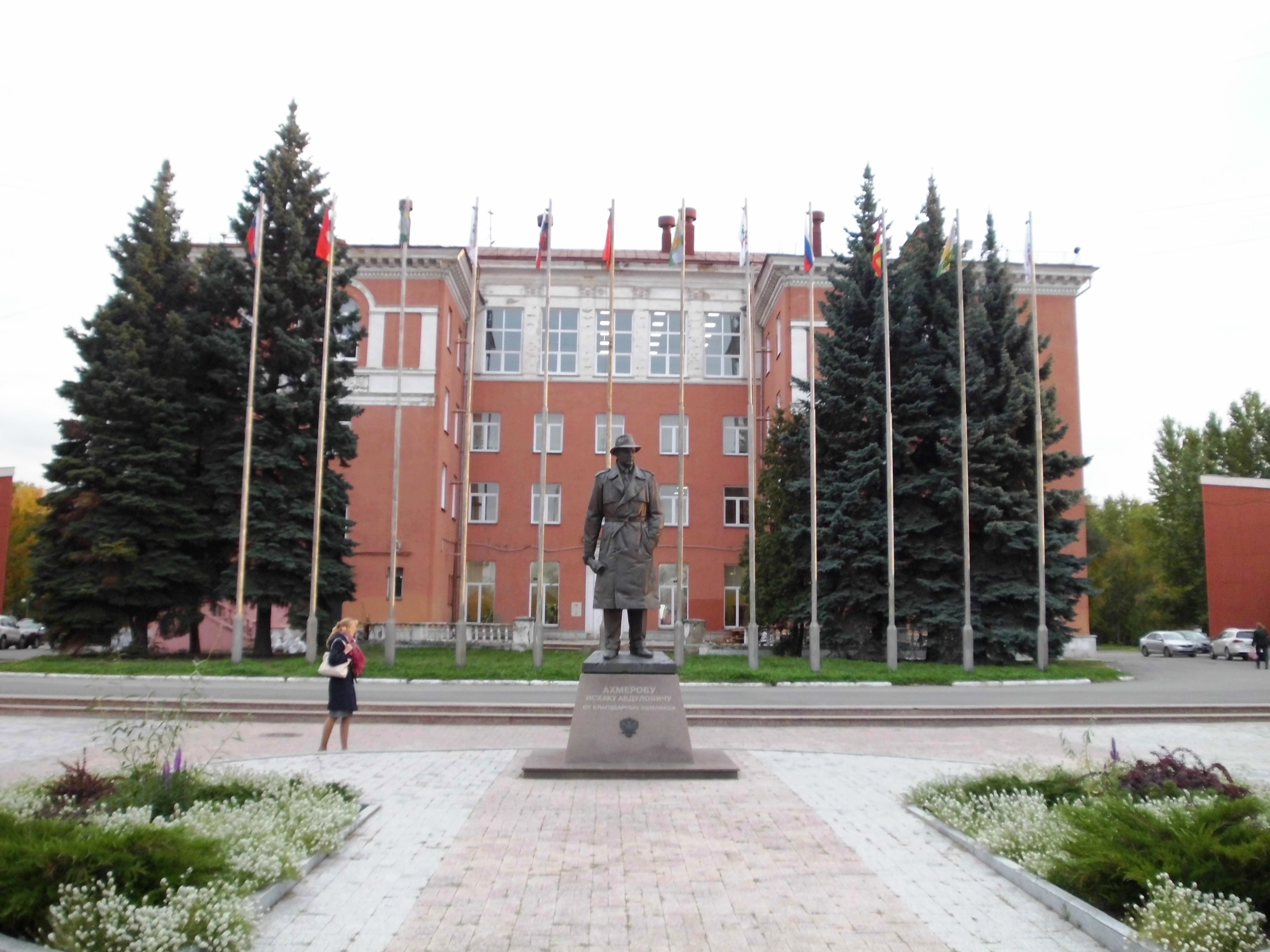 Пионерская челябинск. Дворец пионеров Челябинск. Памятник у дворца пионеров и школьников Челябинск. Дворец пионеров Стерлитамак.