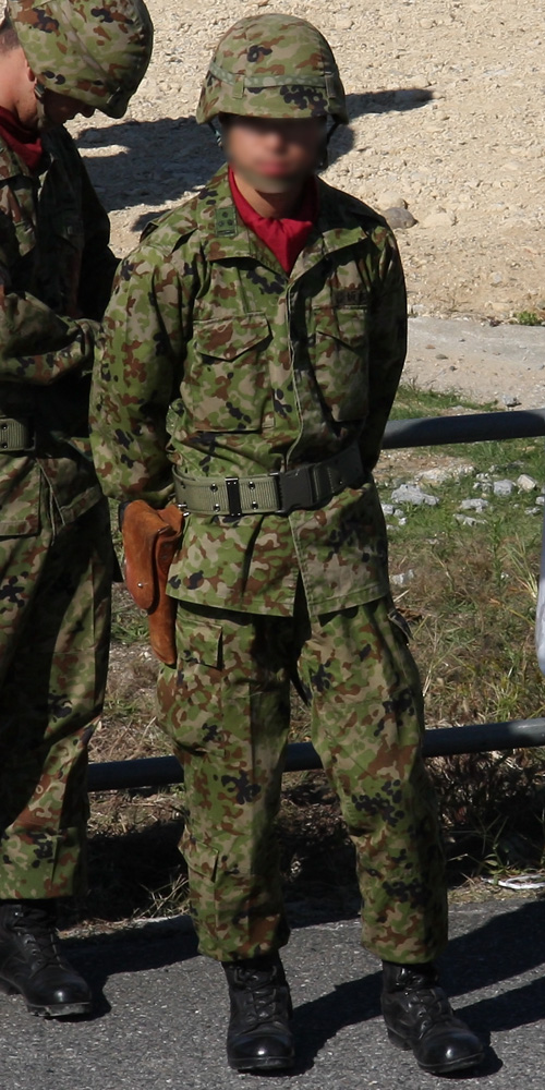 File 迷彩服3型を着用している1等陸尉 Jpg Wikimedia Commons