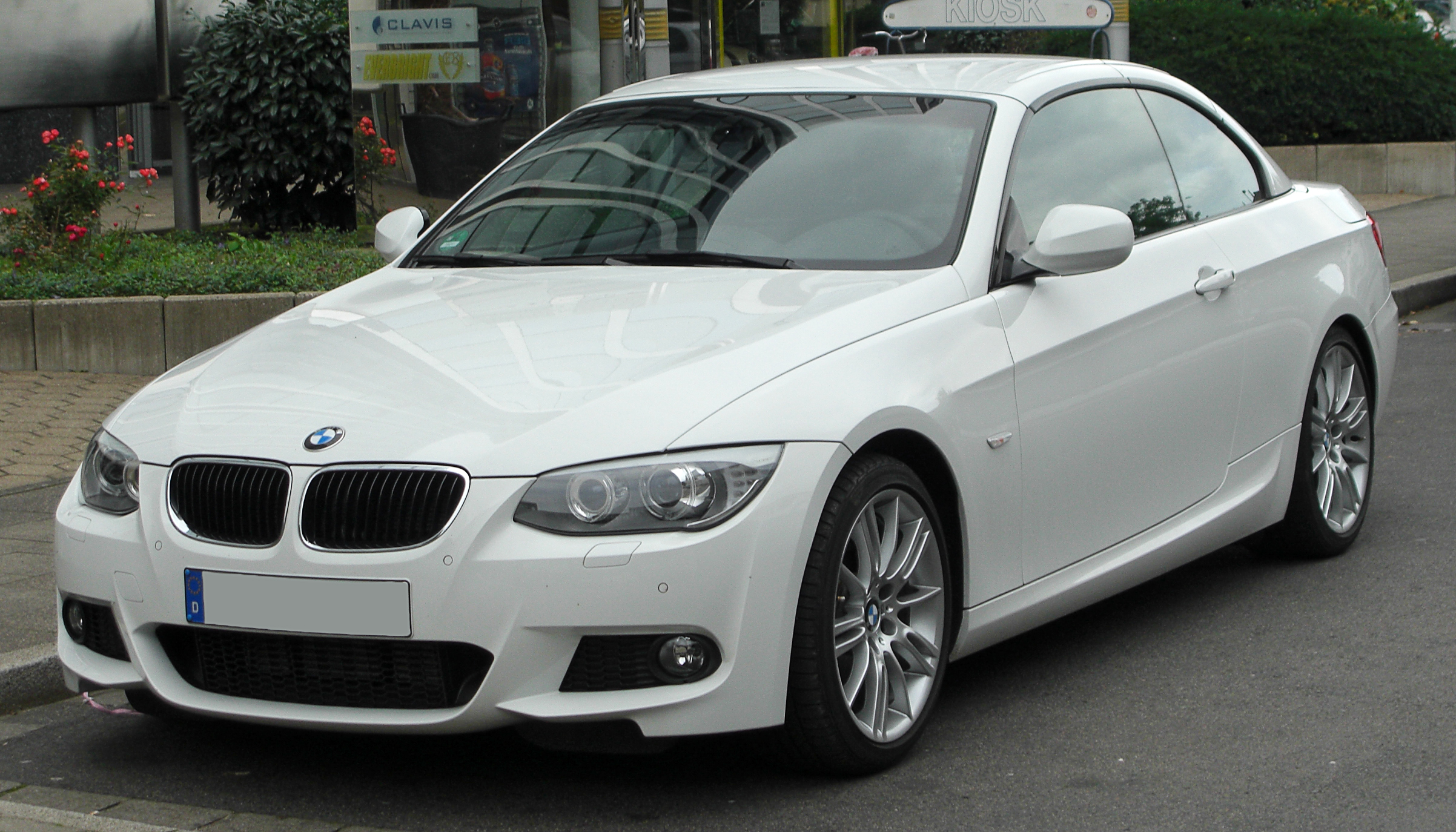 File:BMW 320d Cabriolet M-Sportpaket (E93) Facelift front 20100919