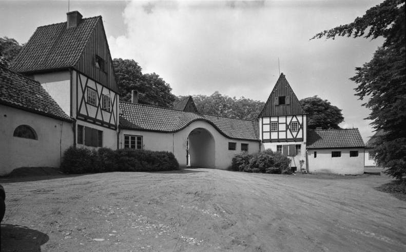 File:Bundesarchiv B 145 Bild-F005736-0006, Koppelsberg bei Plön, Jugendwerk, Torhaus.jpg