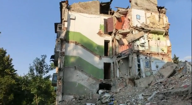 File:Damaged building in Snizhne, August 6, 2014.jpg