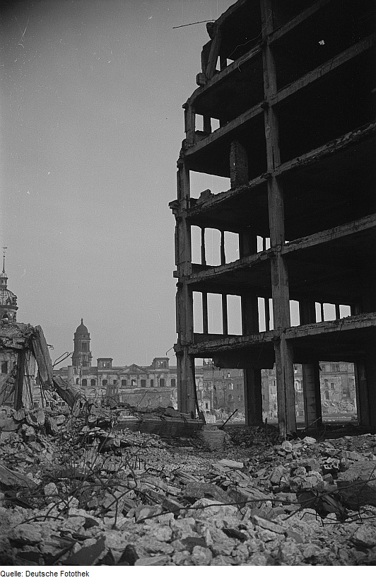 Blick auf das zerstörte Ständehaus und einen Teil des Residenzschlosses 1953