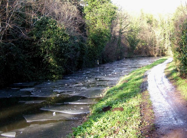 Ice sheets on Staffordshire and Worcestershire Canal - geograph.org.uk - 1634689