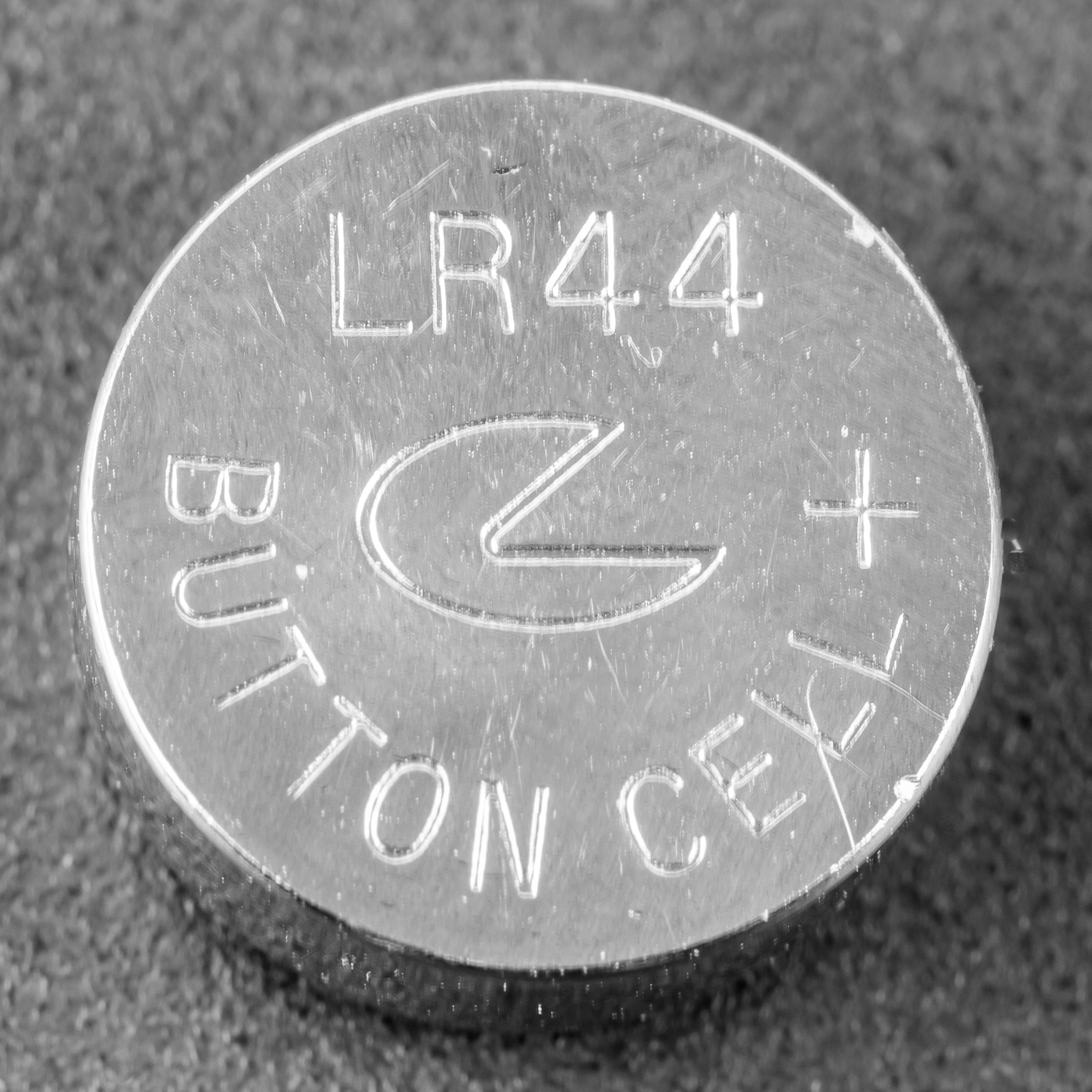 Afskedigelse termometer Mere end noget andet File:LR44 button cell battery-0147.jpg - Wikimedia Commons