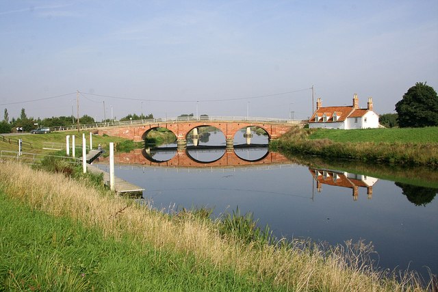 File:Old Tattershall Bridge - geograph.org.uk - 977312.jpg