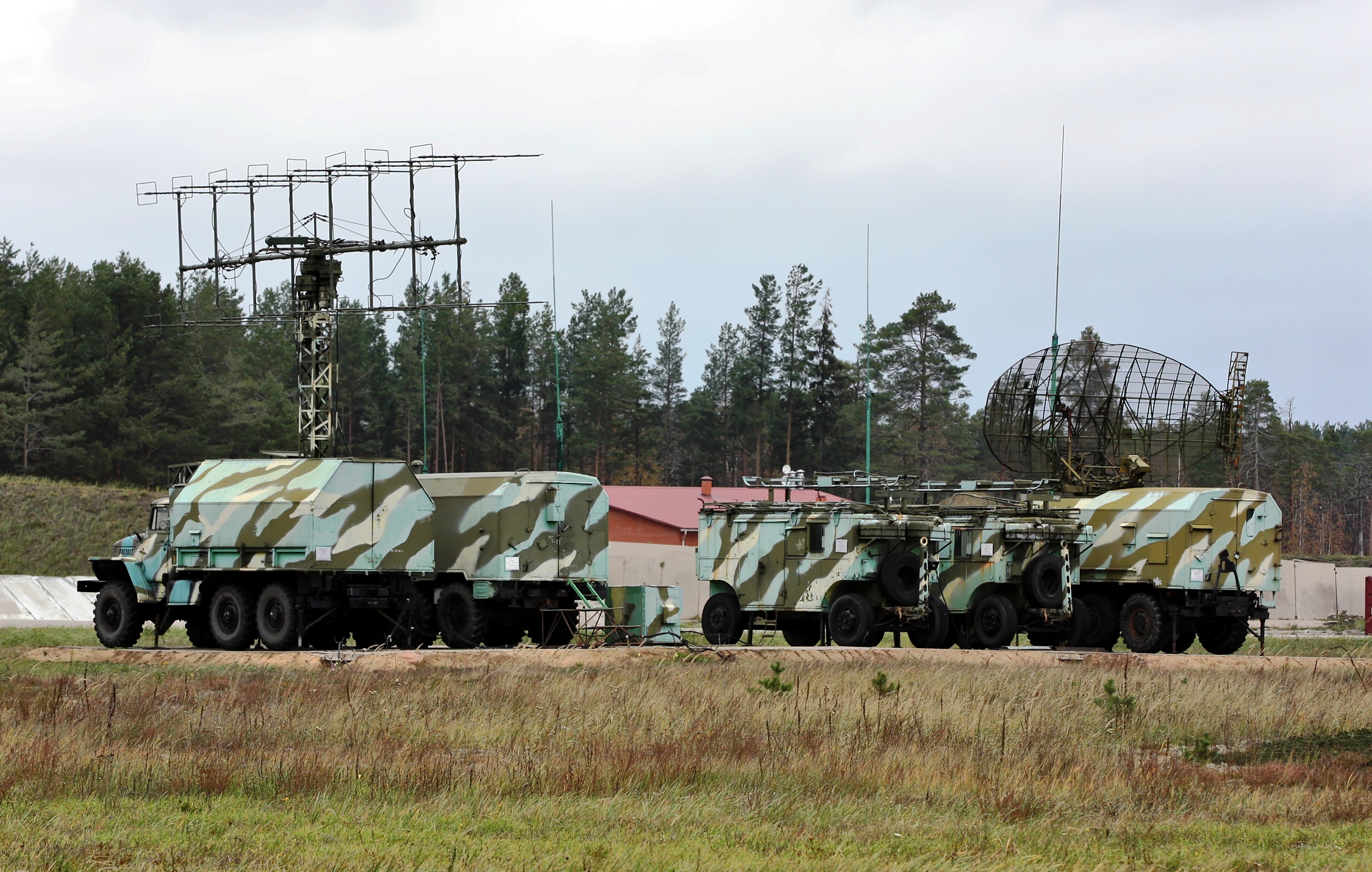 P-18_radar_at_the_Khotilovo_Air_Force_base_near_Tver.jpg