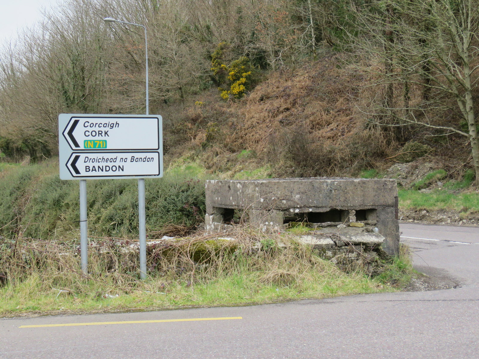 File:Pill box bunker on the old Cork to Bandon Road (geograph