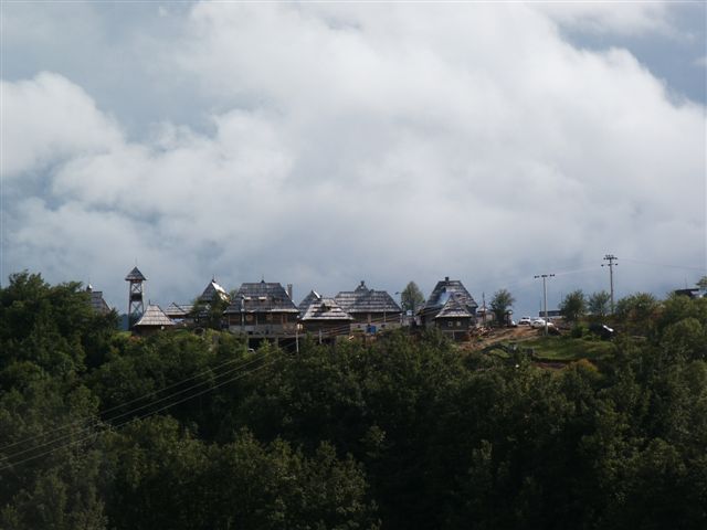 File:Pogled na Drvengrad.jpg