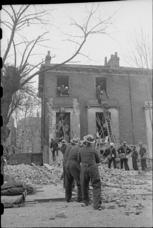 Лондон 1942. Фото убитого Гитлера на заднем дворе.