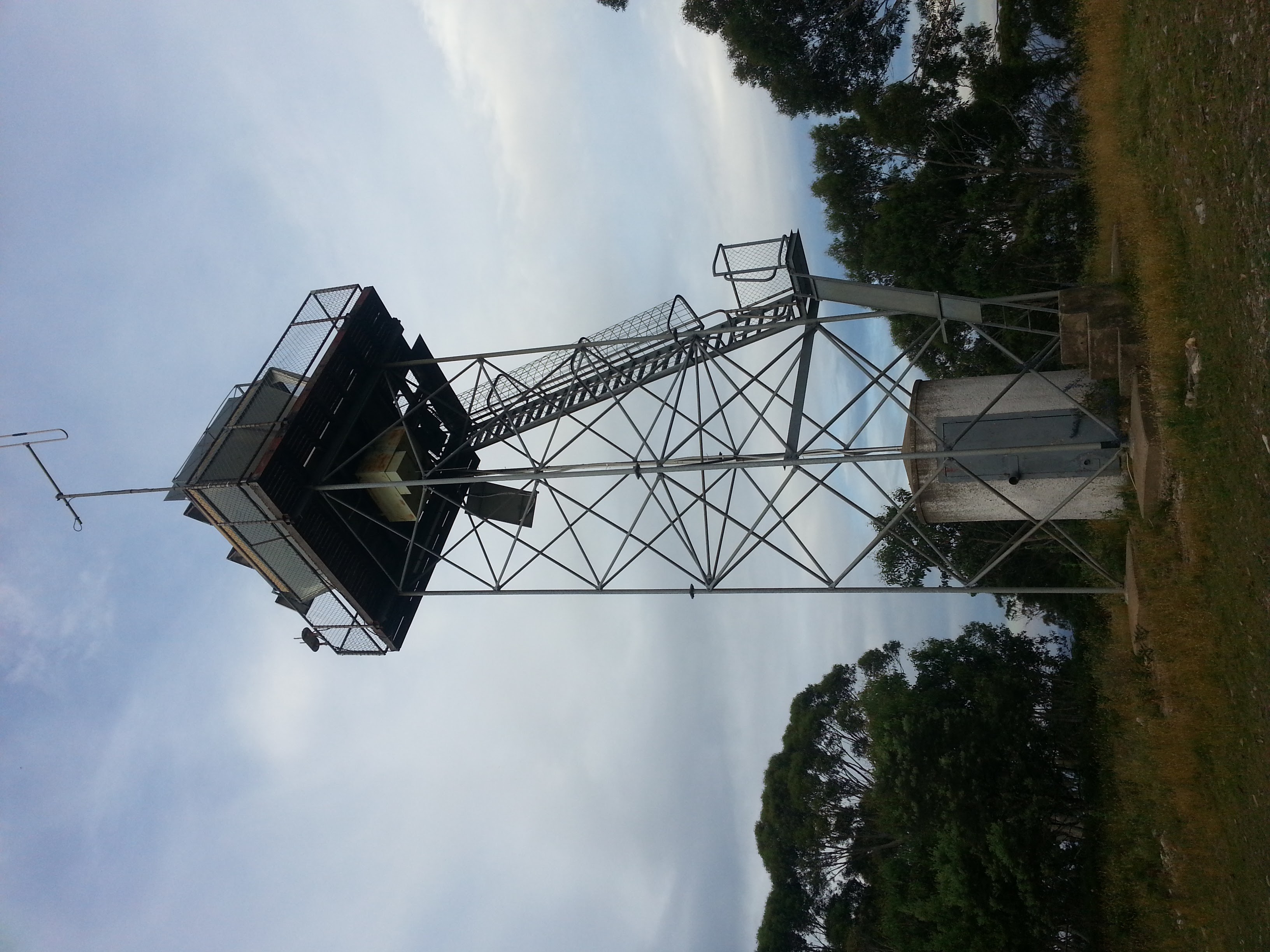 Tower_on_the_summit_of_Mount_Bindo%2C_NSW%2C_Australia..jpg