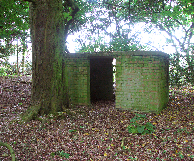 File:WW2 Ammunition lock-up - geograph.org.uk - 4963798.jpg