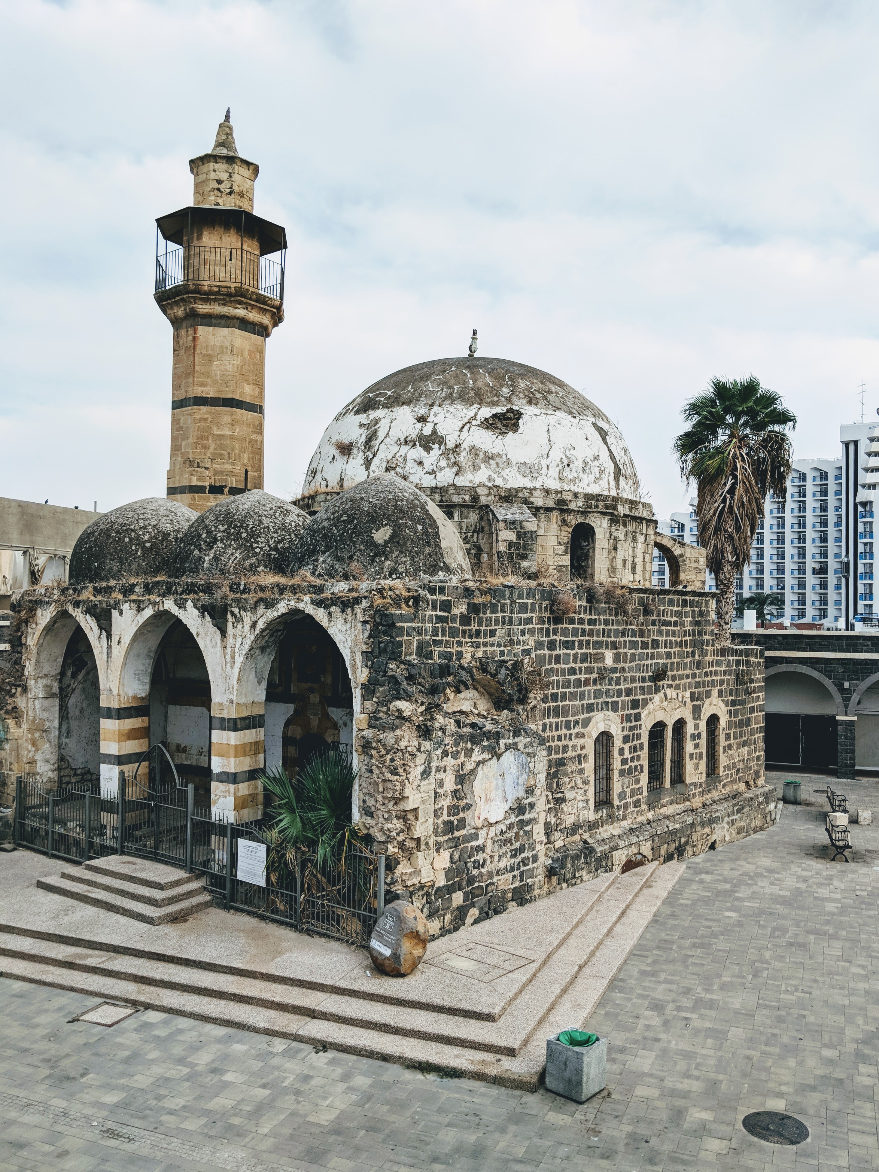 File:מסגד עתיק בעיר העתיקה טבריה.jpg - Wikimedia Commons