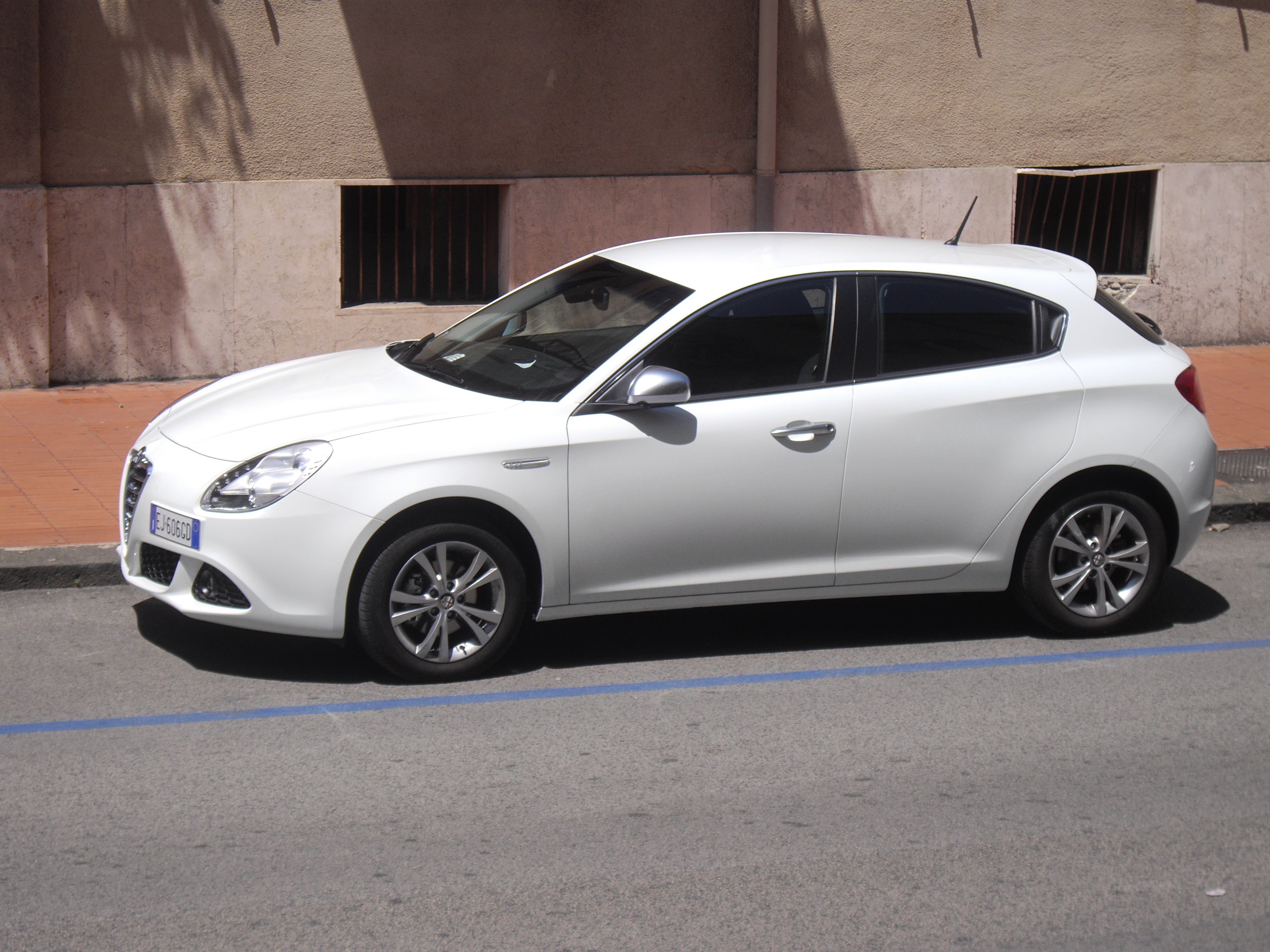 File:2010 Alfa Romeo Giulietta white.JPG - Wikimedia Commons