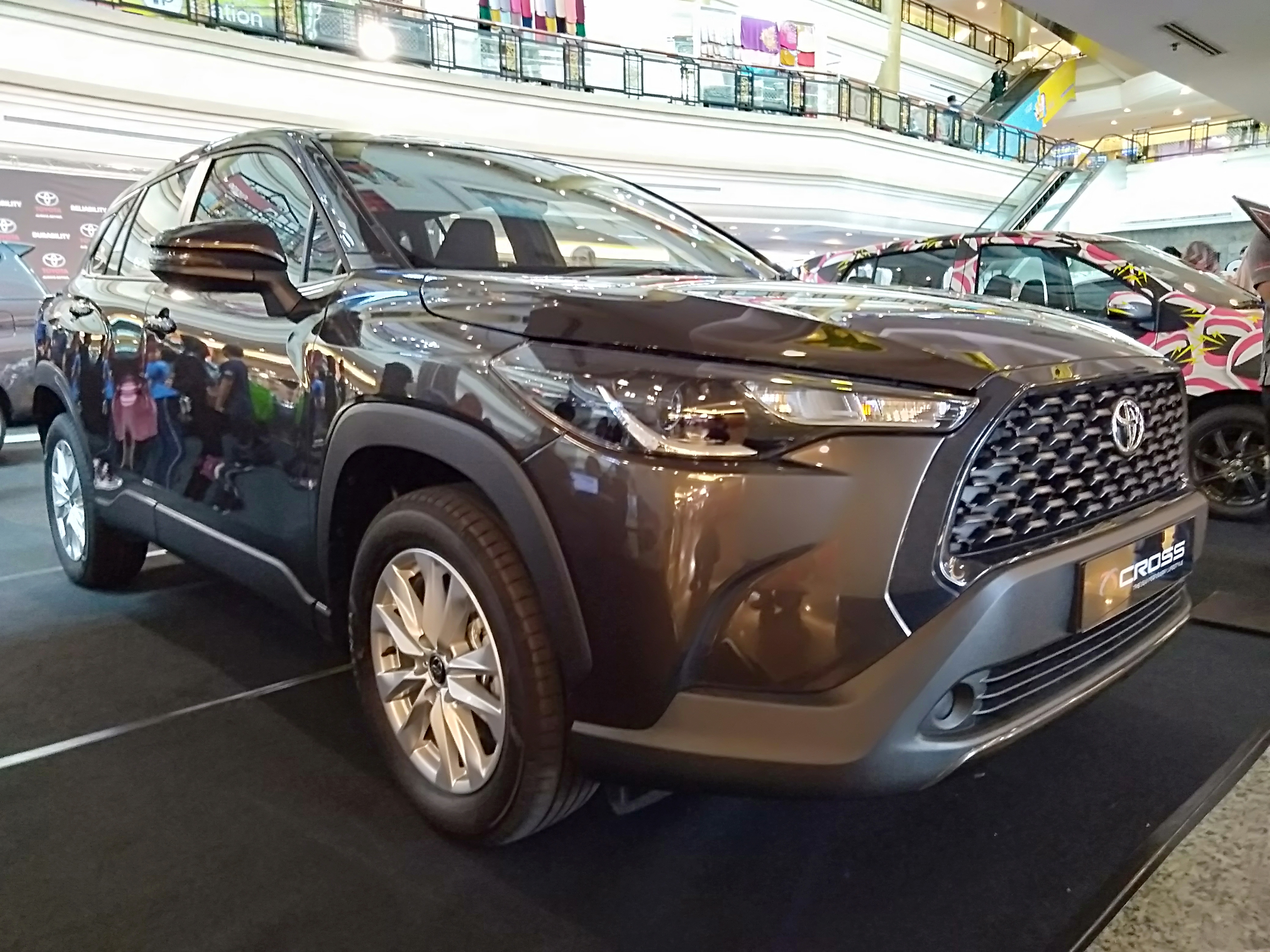 File:2021 Toyota Corolla Cross 1.8AT Standard graphite front view