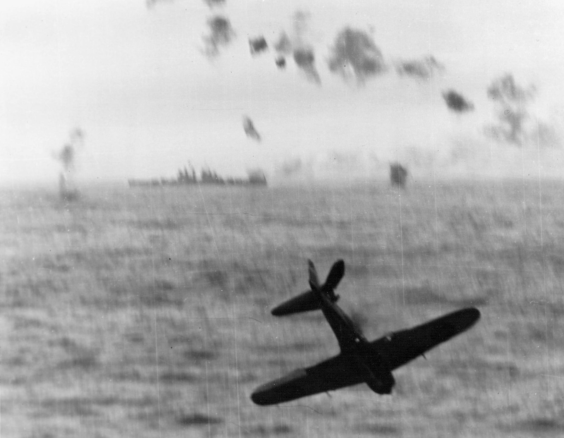 A6M_before_crashing_near_USS_Essex_%28CV-9%29_1945.jpeg