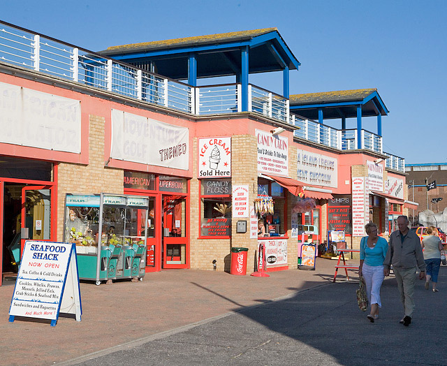 File:Amusement Park approaching Clarence Pier, Southsea - geograph.org.uk - 493079.jpg