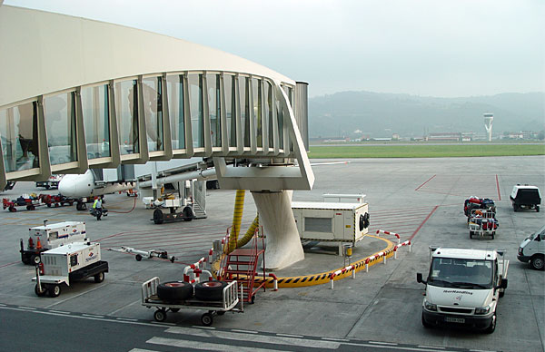 File:Bilbao Airport finger.jpg