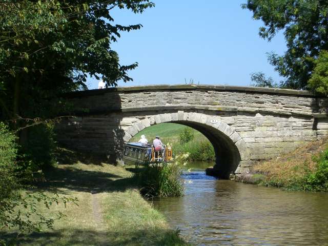 File:Bridge 83, Macclesfield Canal - geograph.org.uk - 201569.jpg