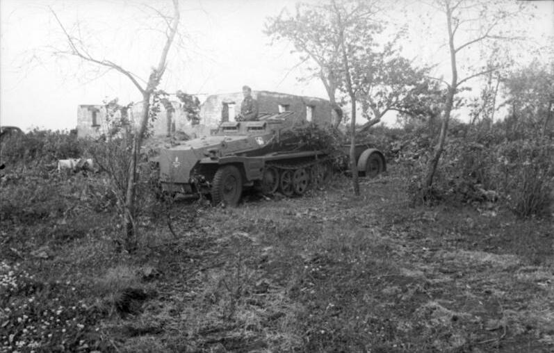 File:Bundesarchiv Bild 101I-078-3064-27A, Russland, Schützenpanzer mit Anhänger.jpg