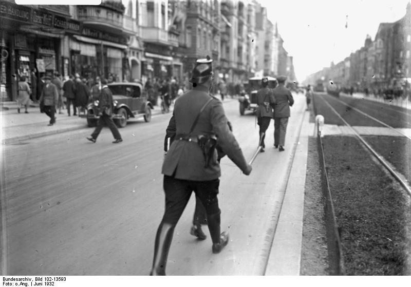 File:Bundesarchiv Bild 102-13593, Berlin, Verhaftung von Demonstranten.jpg