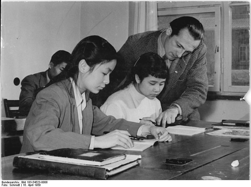 File:Bundesarchiv Bild 183-54523-0008, Leipzig, Unterricht für vietnamesische Studenten.jpg