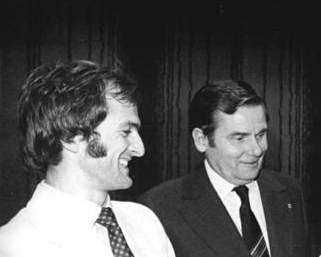 Manfred Ewald (à droite) lors de la remise du titre de la Personnalité sportive allemande de l'année au marathonien Waldemar Cierpinski (au premier plan à gauche) le 14 décembre 1980.