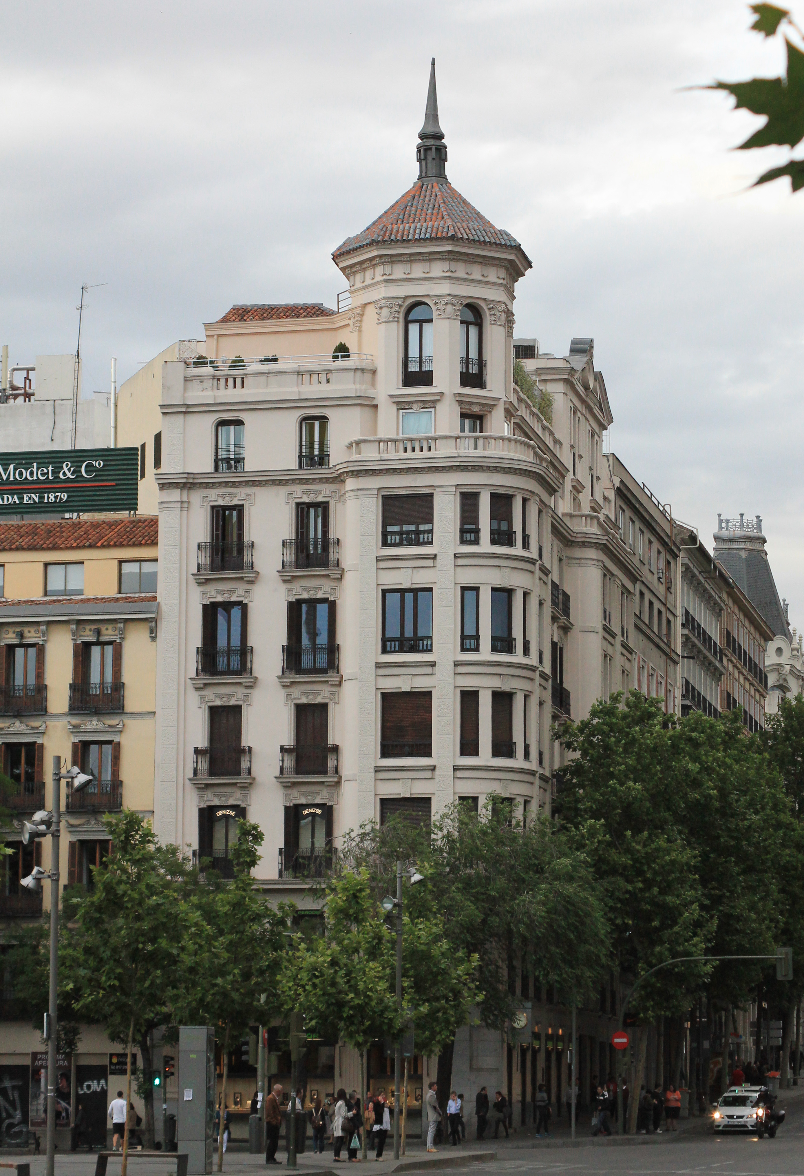 File:Calle de Serrano nº 17 (Madrid) 01.jpg - Wikimedia Commons