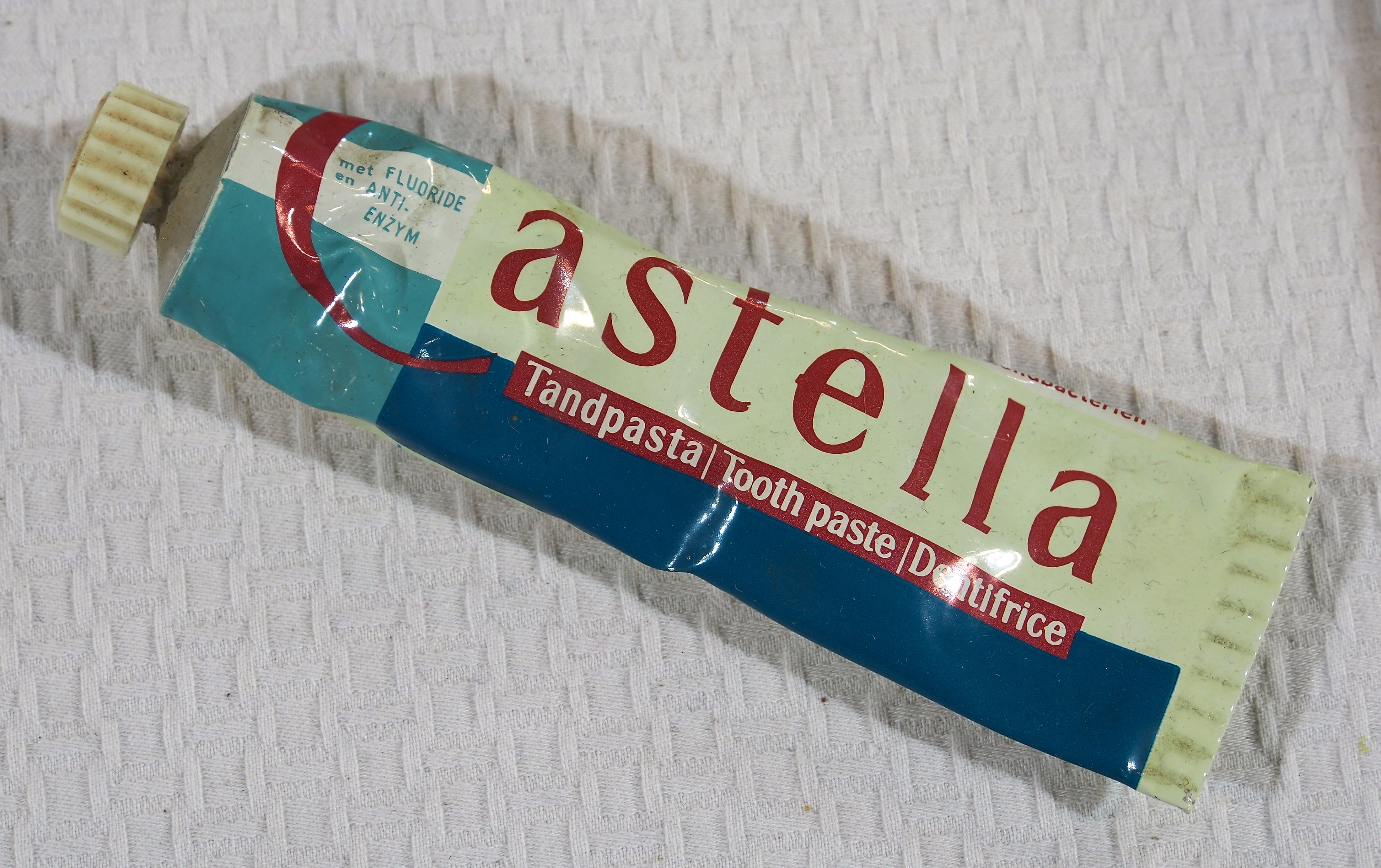 File:Castella tandpasta - Wikimedia Commons