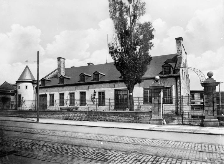 File:Chateau Ramezay ca 1900-1925.jpg