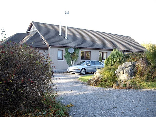 File:Cottage by mill pond - geograph.org.uk - 1023277.jpg