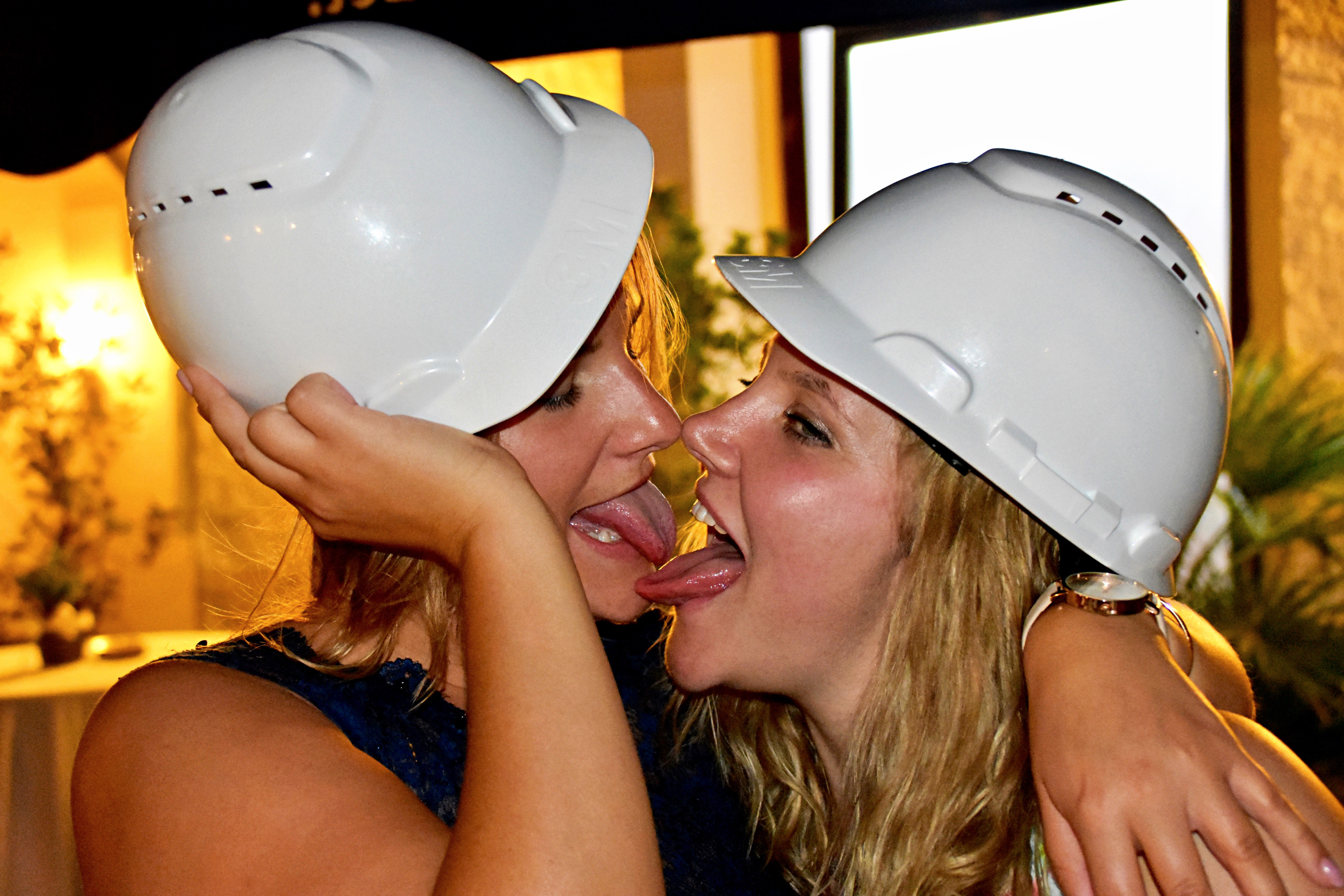 File Girls Kissing At Wedding Jpg Wikimedia Commons