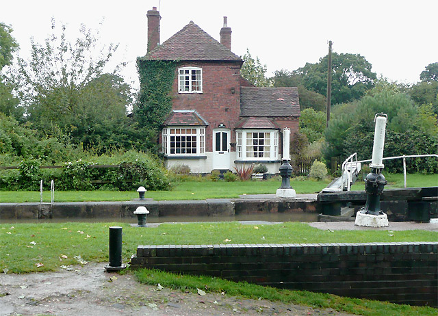 File:Hatton Top Lock and cottage, Warwickshire - geograph.org.uk - 1753124.jpg