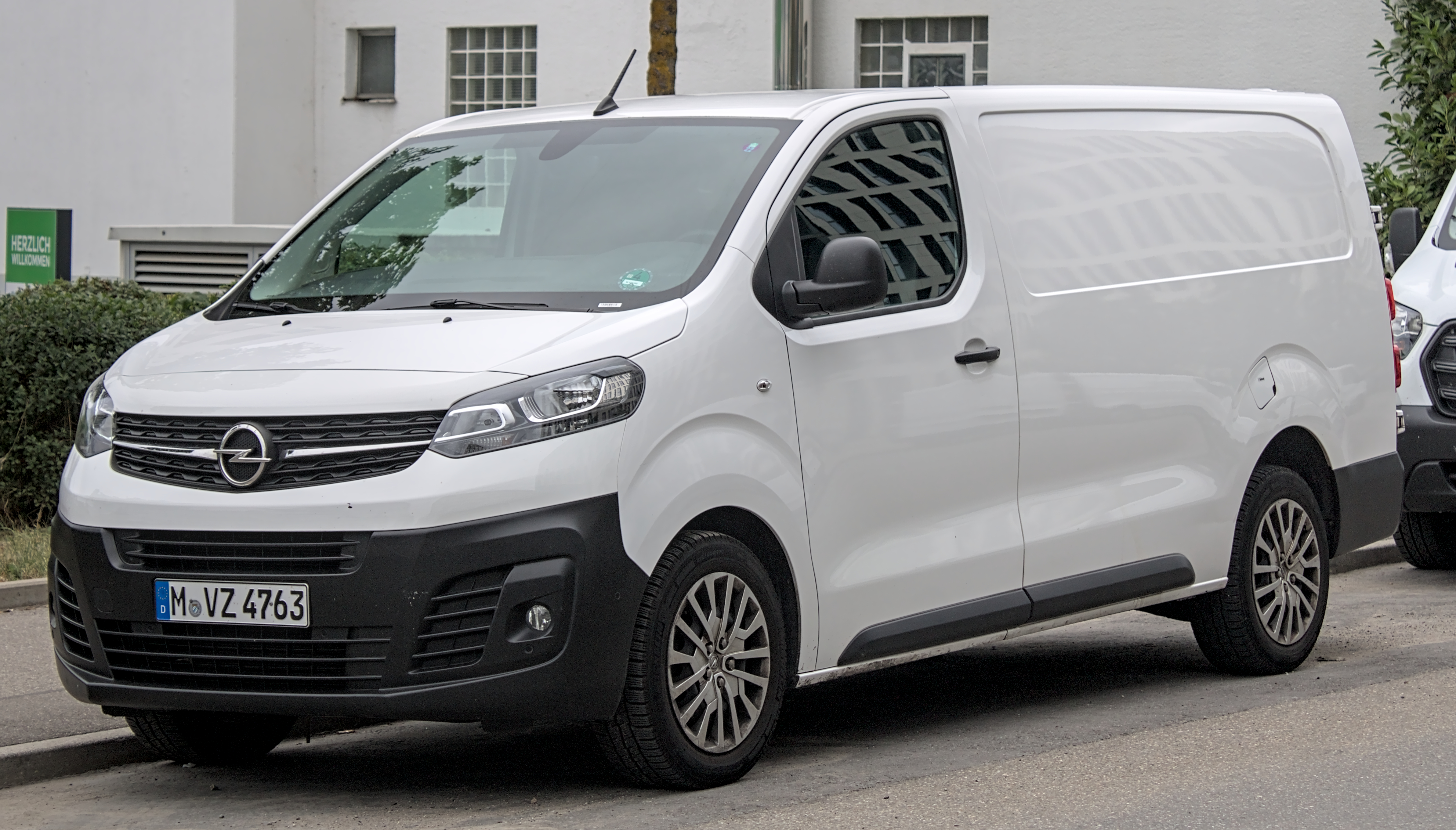 https://upload.wikimedia.org/wikipedia/commons/8/81/Opel_Vivaro_C_IMG_8239.jpg