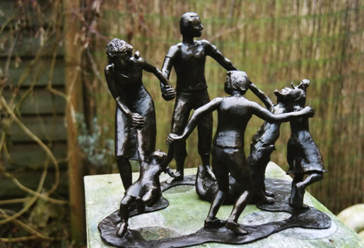 File:Reunited family in bronze.jpg