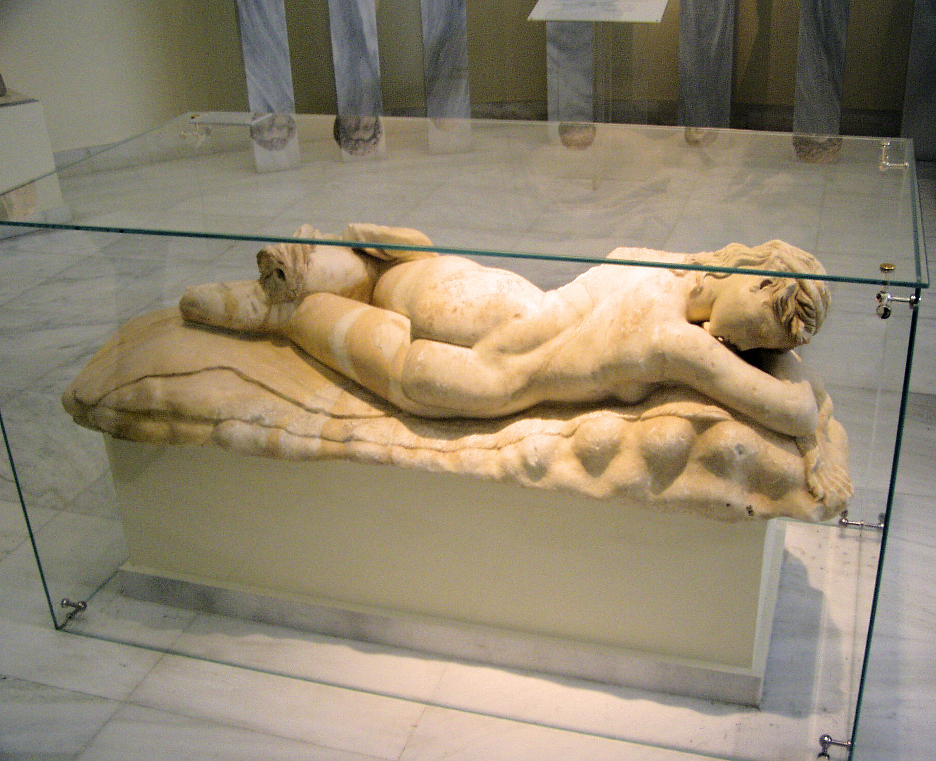 Statue of a sleeping Maenad NAMA 261 (DerHexer).JPG