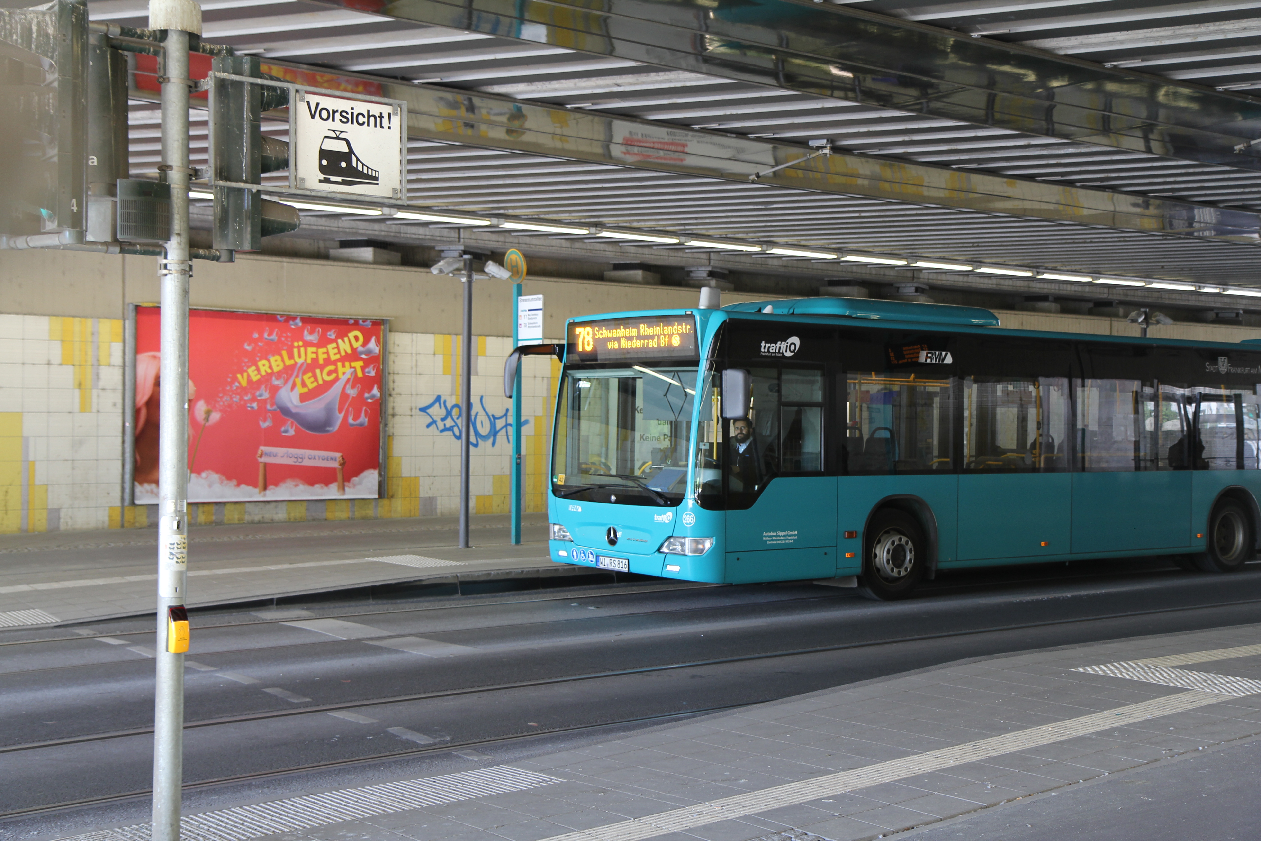 Автобус т78. Автобус м78. Frankfurt Bus stop. Автобус 78 барнаул