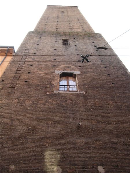 File:Torre-Azzoguidi.jpg