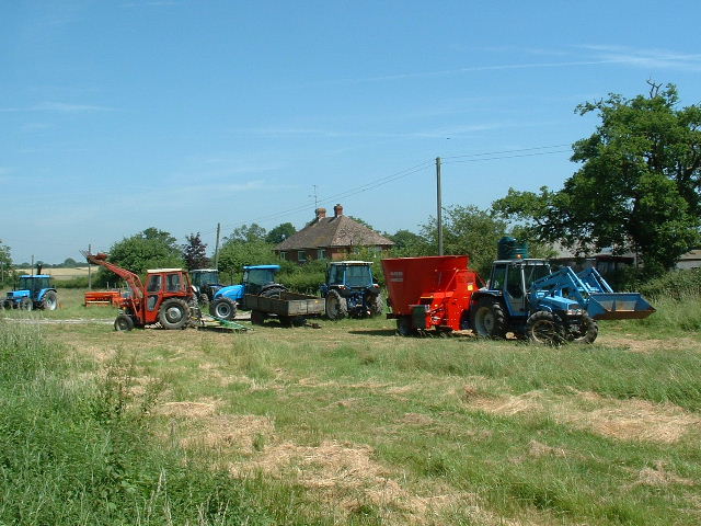 File:Tractor Jam - geograph.org.uk - 20142.jpg