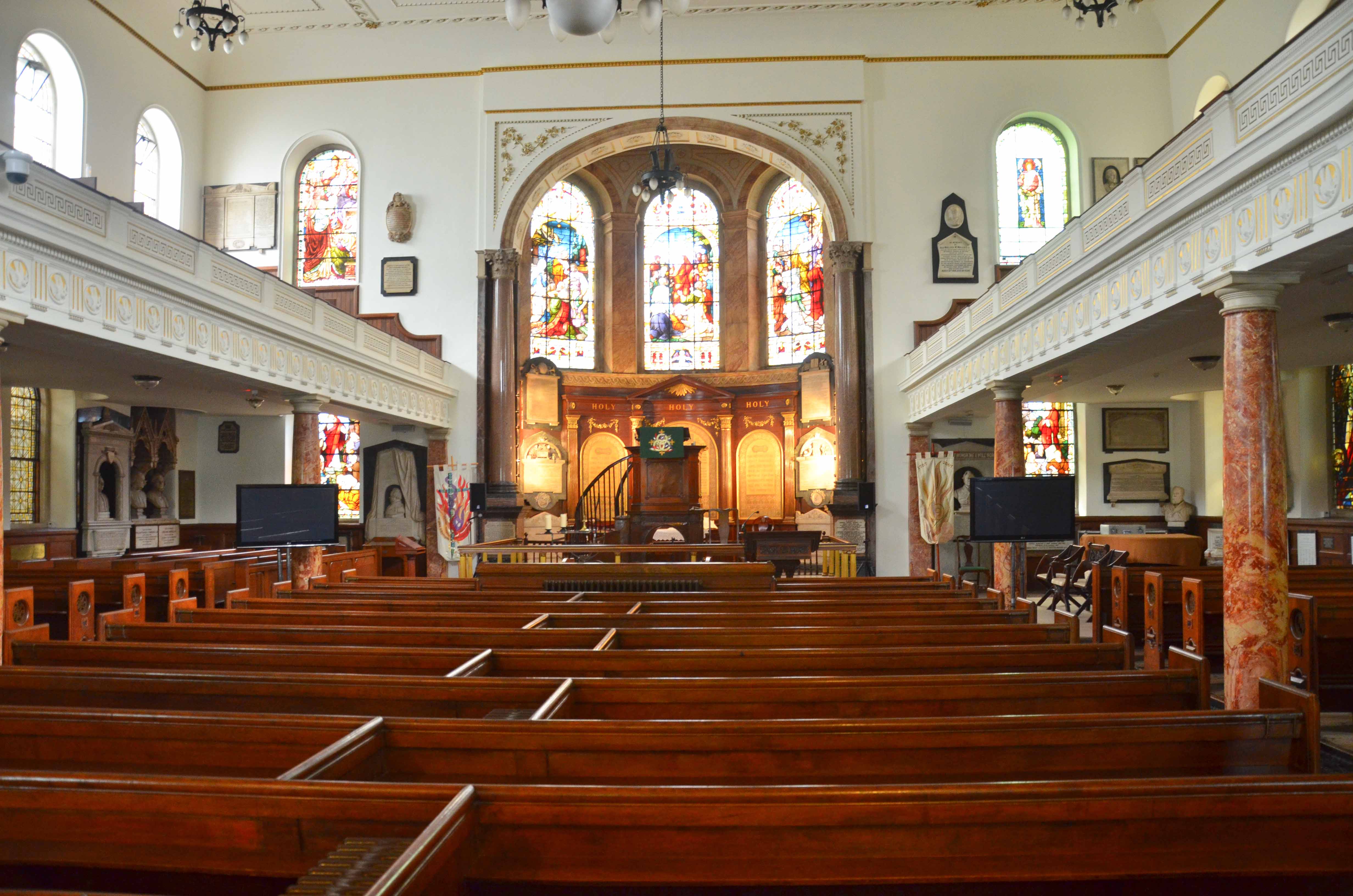 Methodist church. Методистская Церковь внутри. Методистская Церковь в Москве. Город Wesley Chapel.