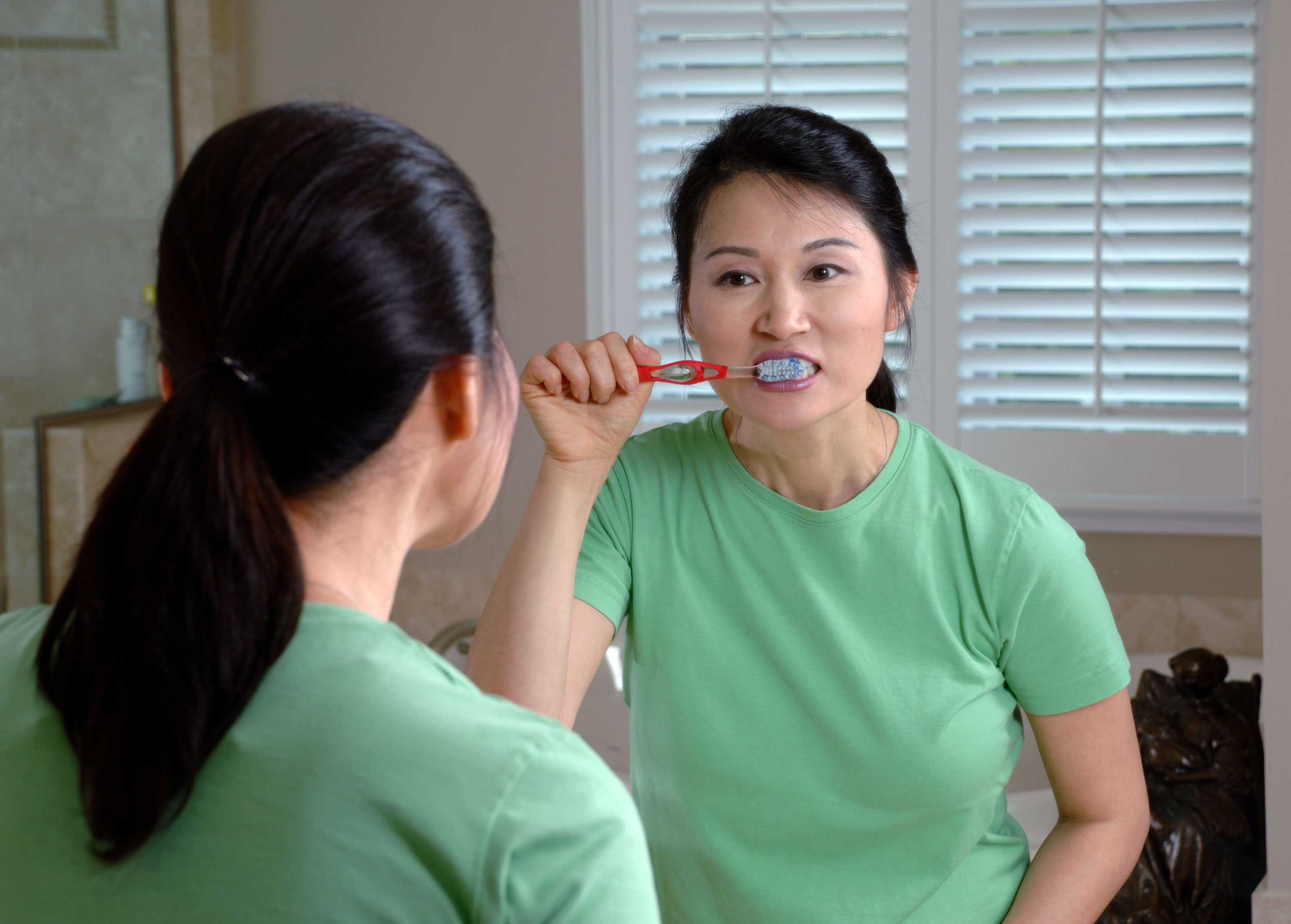 File:Woman brushing teeth.jpg - Wikimedia Commons