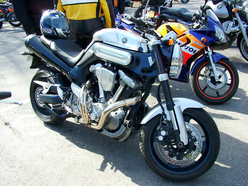 Yamaha MT-01 motorcycle.jpg