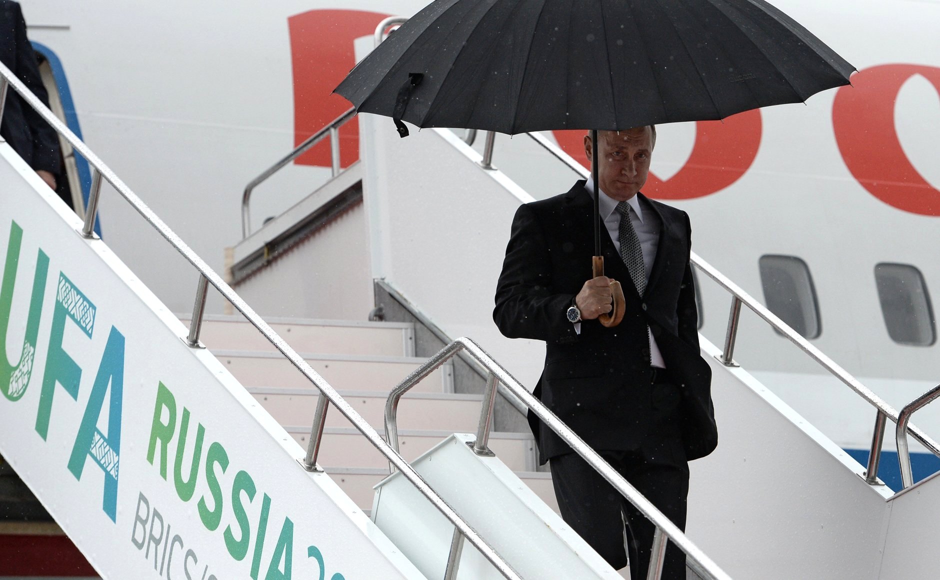 Путин с зонтиком