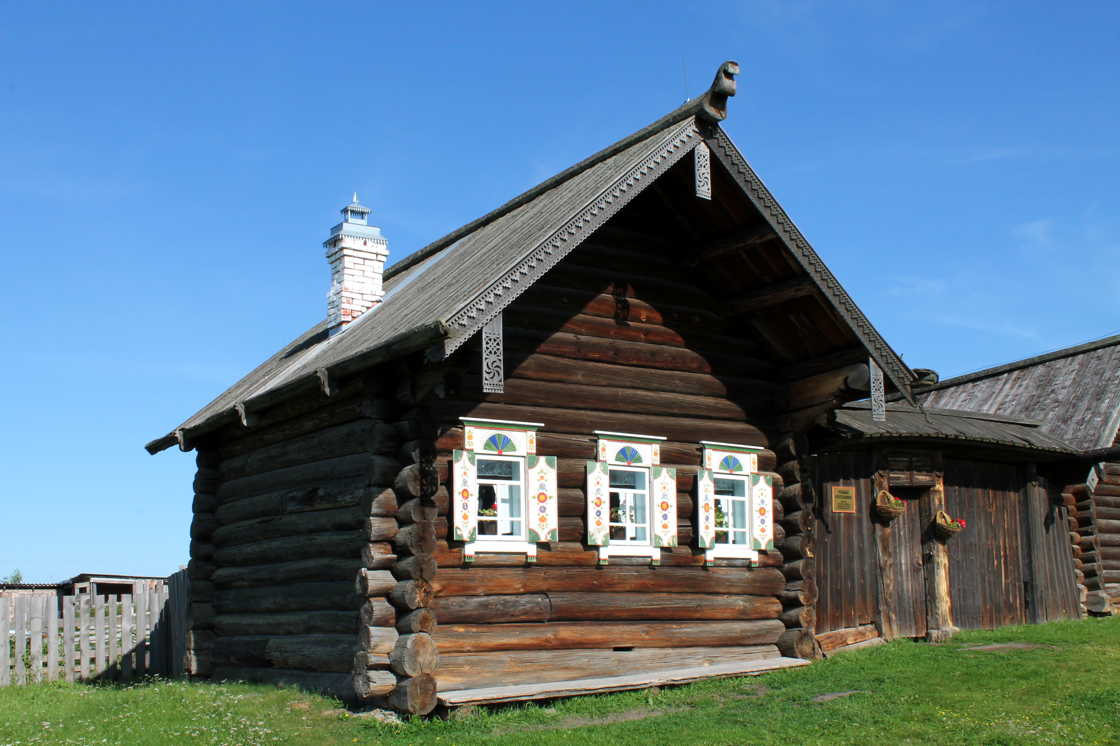 деревенская изба снаружи