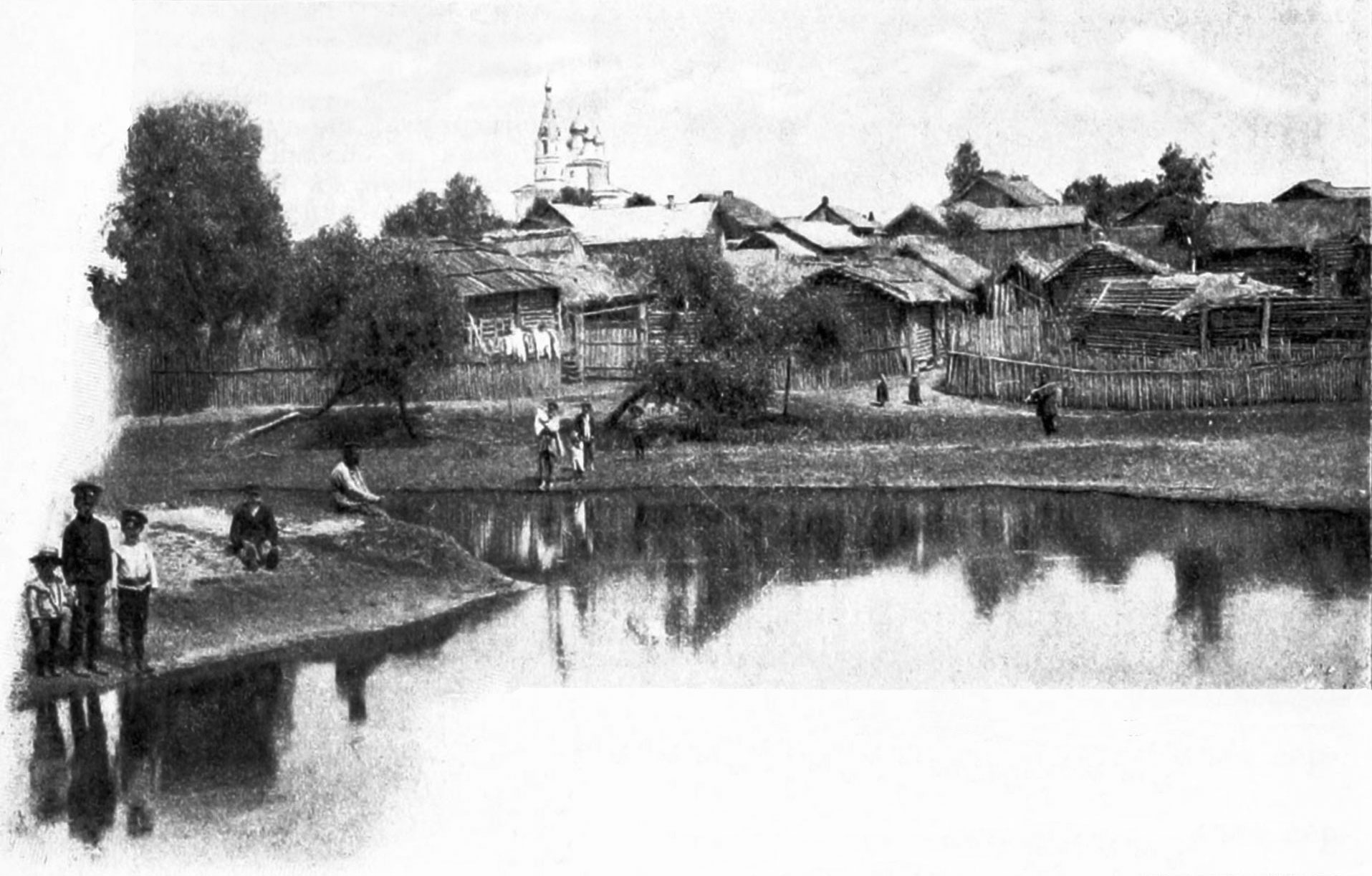 Vue du village avec en arrière-plan l'église orthodoxe Saint-Nicolas de Zaretcha à Tchavoussy, ville d'origine des Danielovitch (1905).