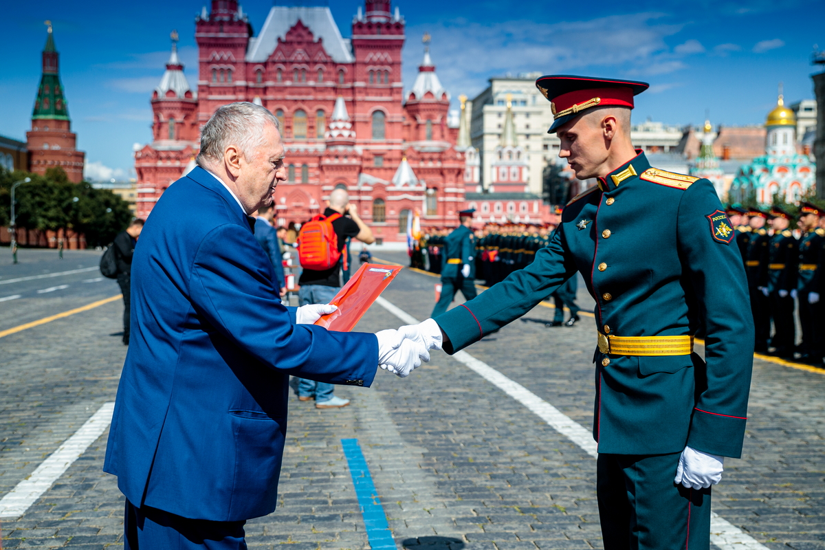 Высокий выпуск. МВВКУ Московское высшее командное училище. Выпуск на красной площади МОСВОКУ. МОСВОКУ выпуск 2021. МВОКУ 122 выпуск.