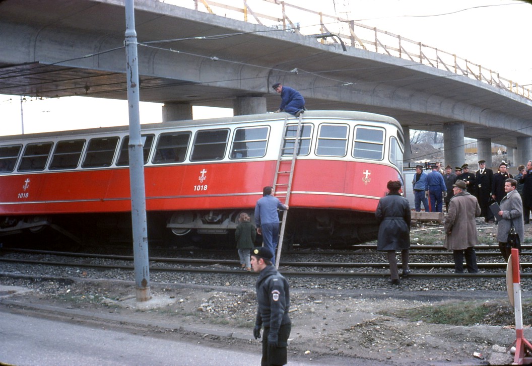 File:065L10311279 Strassenbahn, Unfall bei der Abfahrt von der Ersatzbrücke...