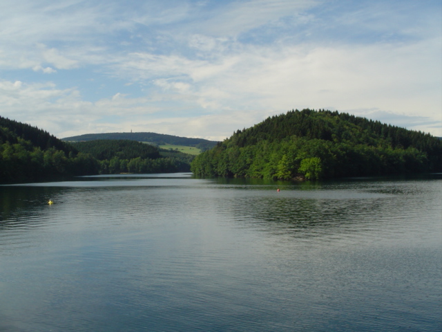 File:Aggertalsperre-sommer.jpg