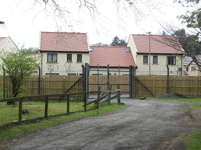 File:Army housing - geograph.org.uk - 412786.jpg