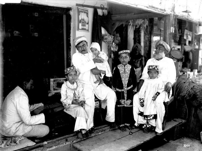 File:Bundesarchiv Bild 105-DOA0390, Deutsch-Ostafrika,Indische Kaufmannsfamilie.jpg